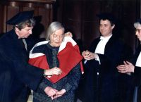 Mevrouw G. van den Berg-Bos, pedel van het Academiegebouw, Hella S. Haasse, promotor W.J. van den Akker en jkvr. prof. M. van Winter bij de verlening van het doctoraat honoris causa van de Rijksuniversiteit Utrecht in de Domkerk op 25 maart 1988